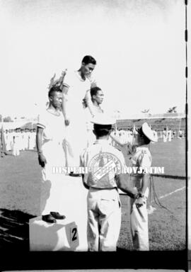 Penyerahan piala / medali kepada para pemenang pada Pekan Olah Raga Angkatan Laut (PORAL) di Sura...