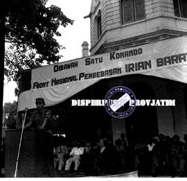 Seorang perwira sedang memberikan pidato  pada kegiatan front pembebasan Irian Barat  di Balai Pe...