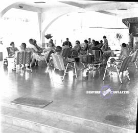 Kumpulan turis mancanegara asyik bercengkerama teras Hotel Tanjung, foto  diambil pada kegiatan P...