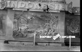 Relief dinding tentang pertanian pada  pameran CEFI (Center For Economical Fairs of Indonesia) di...