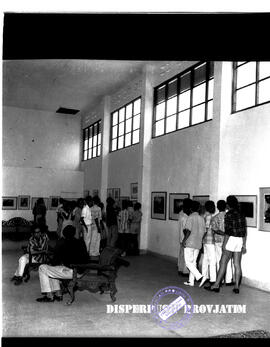 Suasana dalam ruang galeri pameran lukisan dan Grafika tentang USSR / Rusia di Surabaya, 6 s.d 11...