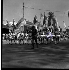 Barisan kontingen pembawa bendera PON pada penyerahan bendera PON VII Surabaya di Ngawi, 6 - 8 – ...
