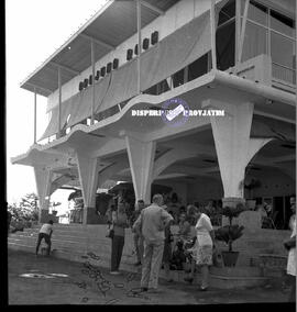 Beberapa orang turis mancanegara asyik bercengkerama di depan Hotel Tanjung, foto diambil pada ke...