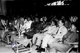 Bank Indonesia ke-18 di Jember tanggal 8 Februari 1958 tampak para tamu undangan dan tamu sedang ...