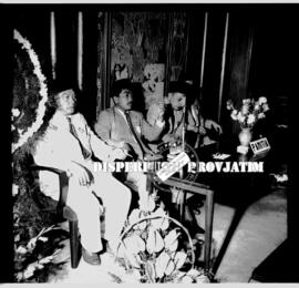 Para panitia acara Isro’ Mi’roj di gedung negara Grahadi, 23 – 1 – 1960