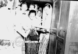 Pengguntingan pita pada acara Kongres Pelajar Islam Indonesia (PII) ke V di Kediri, 22 – 2 – 1954