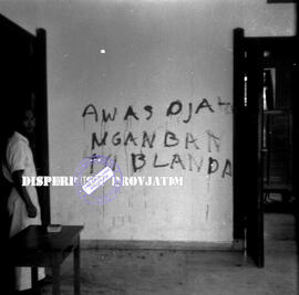 Corat coretan dinding di rumah konsulat Jepang berbunyi “JANGAN BANTU  BELANDA” surabaya, 17 – 2 ...