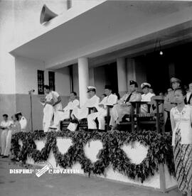 Tampak Doel Arnowo (walikota surabaya) duduk di panggung kehormatan di Balaikota Surabaya didampi...