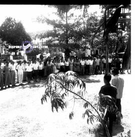 Suasana peringatan hari kesaktian pancasila  di halam kantor jawatan penerangan di  Surabaya, 1 –...
