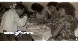 Kunjungan Kunjungan misi kebudayaan Ceko ke Surabaya sedang menikmati jamuan makan. 17 Januari 1957