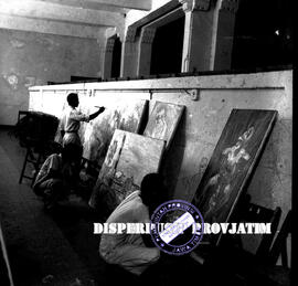 Para pelukis sedang membuat lukisan untuk  Balai Pemuda Surabaya, 2 – 9 – 1958