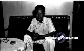 Abd. Wahab sedang duduk santai,  1954