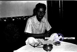 Abd. Wahab sedang duduk santai,  1954