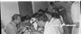Kunjungan Kunjungan misi kebudayaan Ceko ke Surabaya sedang menikmati jamuan makan. 17 Januari 1957