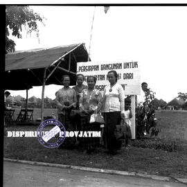 Acara penyerahan bingkisan dalam peringatan ¼ abad wanita di surabaya, 22 – 12 – 1953