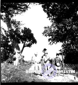 Foto bersama di pesissir pantai blambangan, 2 s.d 5 – 5 – 1956