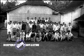 Foto bersama rakyat gili ketapang pada saat peninjauan ke Giliketapang Probolinggo, - 3 – 1955