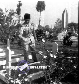 Acara tabur bunga di Taman Makam  Pahlawan Kusuma Bangsa Surabaya, 10 -  11 – 1957