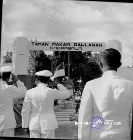 Ziarah ke makam pahlawan setelah selesai ke Taman makam pahlawan Surabaya (Kusuma Bangsa), 17 Agu...