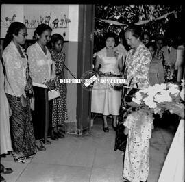 Ibu Gubernur sedang menerima melakukan pengguntingan pita dalam malam peringatan HUT Kemerdekaan ...