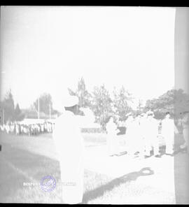 Peserta defile dari kesatuan marching band tampak memasuki halaman an balai kota pada peringatan ...