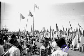 Upacara Peringatan Hari buruh, tampak proses pengibaran bendera di sebuah lapangan di Surabaya, 1...