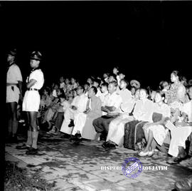 Para undangan pada malam peringatan hari Boden Powell di Surabaya, Tanggal, 22 – 2 – 1951