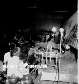 Seorang dalang perempuan tengah membawakan sebuah lakon dalam acara pembukaan gedung RRI yang bar...