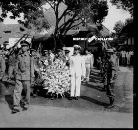 Suasana pemakaman kembali jenazah Residen Sudirman dengan pemakaman cara militer di Surabaya, 19 ...