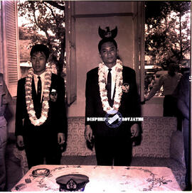 Ang Tjing Siang dan Tan Joe Hok saat diterima di Gedung Negara Grahadi Surabaya,  21 – 5 – 1964