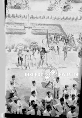 Demonstrasi penguni – penghuni liar, terlihat beberapa orang membawa berbagai tulisan, 18 – 4 – 1956