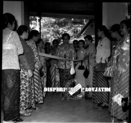 Foto bersama di depan lokasi rencana pembangunan gedung perawatan kanak-kanak yayasan kartini Sur...