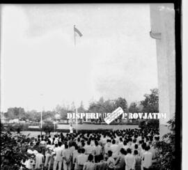 Suasana upacara peringatan Hari Kebangkitan Nasional, di kantor Balaikota di Surabaya, 20 – 5 – 1959
