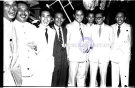 Para perwira / undangan yang hadir pada resepsi jamuan di atas Kapal Latih Jepang, 14  – 5 – 1960