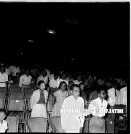 Suasana pesta rakyat di Surabaya, 30 – 12 – 1954