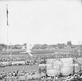 Suasana peringatan hari pahlawan ke 10 di Surabaya, foto dia,bil dari kanor gubernuran, 10 – 11 –...