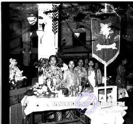 Bingkisan dan piala yang akan diserahkan kepada pemenang pada malam resepsi peringatan hari ibu d...