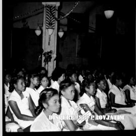 C. K. C. Seorang pejabat di dalam ruang kerja, 16 – 11 – 1954