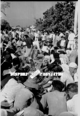 Warga kota surabaya tengah menikmati makan bersama (tumpengan) pada acara pembukaan jalan sindhun...