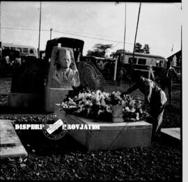 Upacara peletakkan karangan bunga di makam W.R. Supratman pada peringatan Hari Sumpah Pemuda di S...