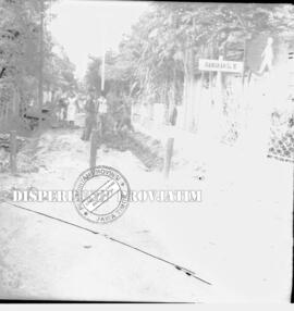 Masyarakat yang guyub rukun dan gotong royong dalam kerja bhakti menyambut peringatan Hari Kebang...
