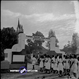 Ziarah ke makam pahlawan setelah selesai ke Taman makam pahlawan Surabaya (Kusuma Bangsa), 17 Agu...