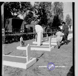 Ziarah ke makam pahlawan setelah selesai ke Taman makam pahlawan Surabaya (Kusuma Bangsa), 17 Agu...