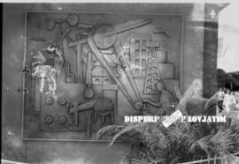 Relief dinding tentang pembangunan pada pameran CEFI (Center For Economical Fairs of Indonesia) d...