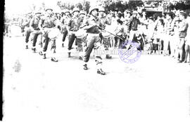 Kontingen peleton drum band dalam pawai peringatan HUT Kemerdekaan Republik  Indonesia di Surabay...