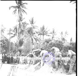 Suasana pemakaman Ibu Sastrodihardjo di Surabaya, tahun 1958