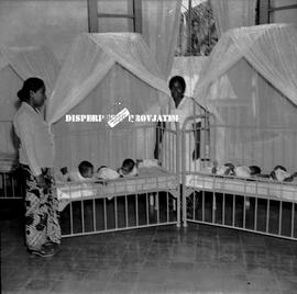 Bayi yang lahir di sebuah klinik / rumah sakit peringatan HUT Kemerdekaan RI ke 8 di Surabaya, 17...