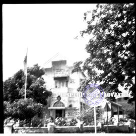 Sebuah gedung di Jl. Sumatra dengan tulisan  tuntutan pembebasan irian barat foto diambil  saat k...