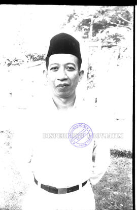 Foto seseorang dalam upacara peringatan HUT Kemerdekaan Republik Indonesia di Surabaya di Kantor ...