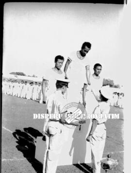 Penyerahan piala / medali kepada para pemenang pada Pekan Olah Raga Angkatan Laut (PORAL) di Sura...